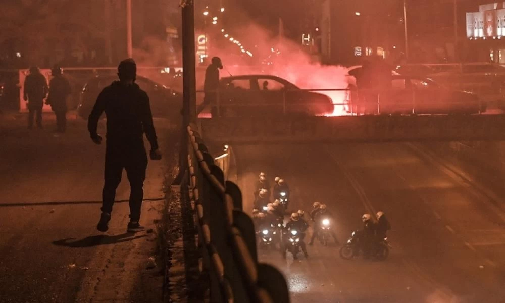 Eρντογανικά ΜΜΕ υπέρ των μασκοφόρων στη Ν. Σμύρνη! - ''Αστυνομικοί χτύπησαν μαθητές''
